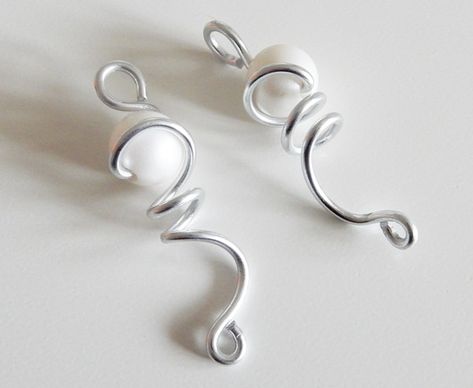 DIY : boucles d'oreilles fil d'aluminium et perle Diy Earrings Studs, Diy Earrings Dangle, Diy Earrings Easy, Diy Ring, Good Luck Necklace, Horseshoe Pendant, Bijoux Fil Aluminium, Horseshoe Necklace, Beaded Earrings Diy