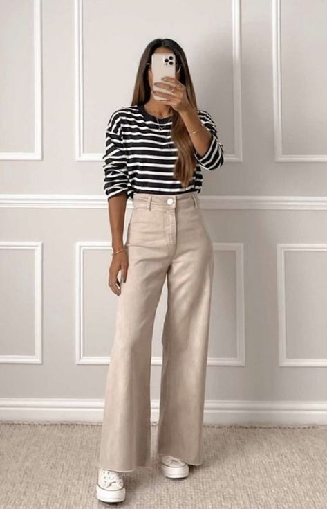 Beige Jeans Outfit, Wide Leg Outfit, Jean Beige, Outfits Con Jeans, Look Legging, Outfit Inspiration Women, Look Jean, Instagram Autumn, Beige Outfit