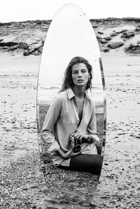 Daria Werbowy for Equipment Fall Winter 2015 Fashion Me Now, Daria Werbowy, Mirror Photography, Reflection Photography, Black And White Photograph, Beach Photoshoot, Creative Portraits, A Mirror, 인물 사진