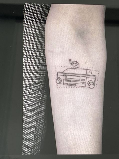 Car Radio Tattoo, Radio Tattoo, Tattoo Kiss, Car Tattoos, Ink Ideas, Cute Tattoos, Tattoos And Piercings, Car Radio, Geometric Tattoo