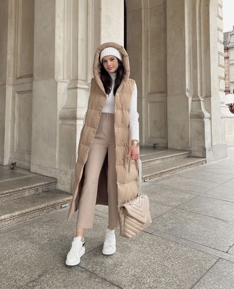 Long Puffer Vest Outfit, White Puffer Vest Outfit, Winter Vest Outfits, Gilet Outfit, Beige Puffer, Puffer Vest Outfit, Outfits Paris, Vest Outfits For Women, White Autumn