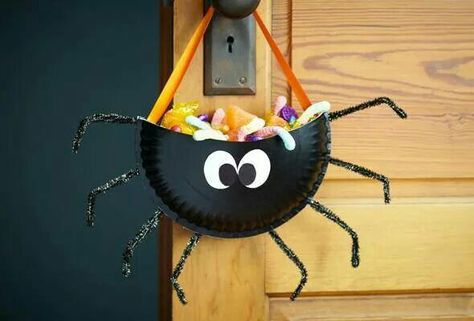 Candy holder Spooky Diy, Bricolage Halloween, Halloween Decoration Ideas, Halloween Goodie Bags, Easy Party Decorations, Scream Halloween, Valentine's Day Crafts For Kids, Halloween Preschool, Easy Halloween Crafts