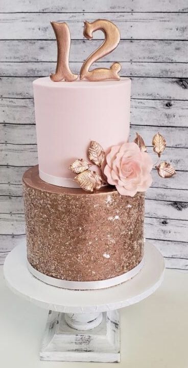 Rose Gold Graduation Cake Ideas, 26 Birthday Cake, 18th Party, Birthday Cake Roses, Sweet Sixteen Cakes, 17 Birthday Cake, Rose Gold Cake, Teen Cakes, Tiered Cakes Birthday