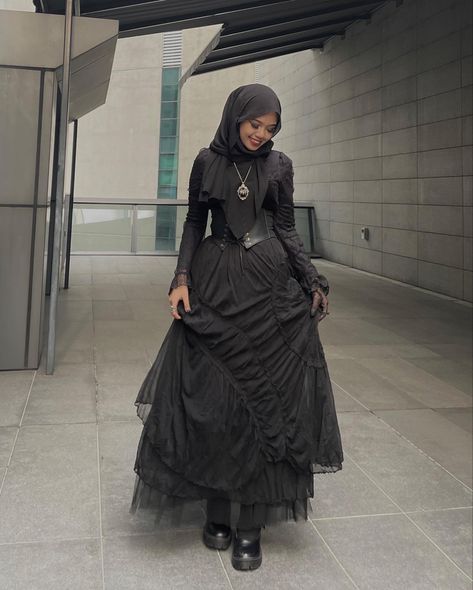 Gothic Hijab, Black Dress Hijab, Prom Dress Hijab, Mafia Dress, Prom Night Dress, Outfit Modest, Estilo Hijab, Dress Bridesmaids, Hijabi Fits