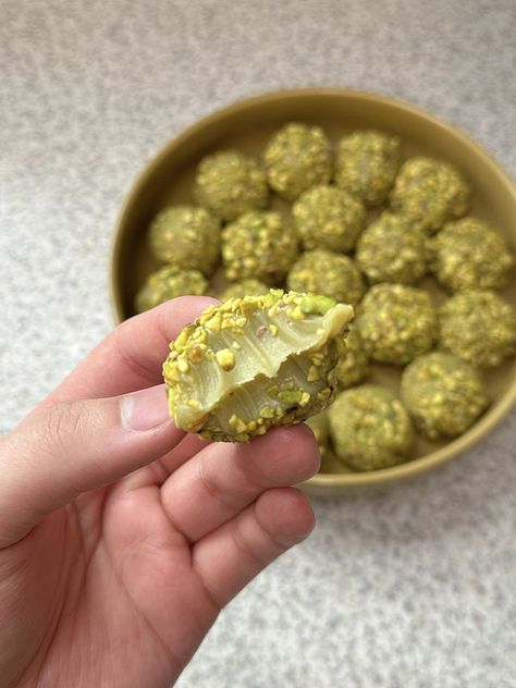 Pistachio Brigadeiro | Ash Baber Pistachio Cake Pops, Pistachio Balls, Pistachio Caramel, Ash Baber, Pistachio Truffles, Recovery Recipes, Meals Planning, Elegant Dessert Table, Brigadeiro Recipe