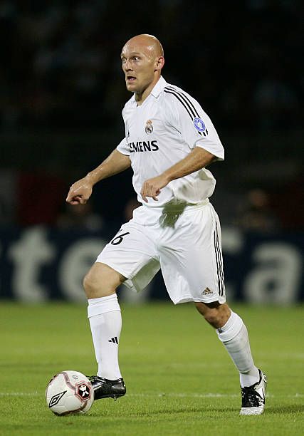 Thomas Gravesen of Real Madrid in 2005. Legendary Wallpaper, Thomas Gravesen, 2000s Football, Real Madrid Club, Real Madrid Players, Football Lovers, Football Players, Real Madrid, Madrid