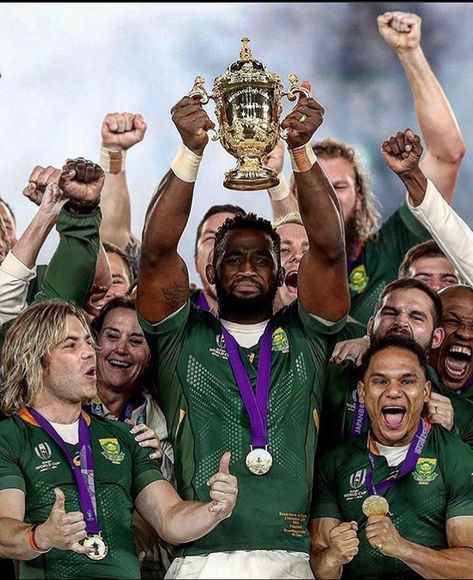 The Rugby World Cup champions - South Africa in Japan Siya Kolisi Wallpaper, Springboks Rugby South Africa Wallpaper, Springboks Wallpaper, Springbokke Rugby, Bokke South Africa, Springbok Rugby Wallpaper, Rugby Aesthetic Wallpaper, Rugby Player Aesthetic, Springbok Rugby Players