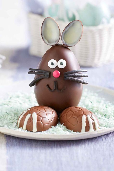 Diy Chocolate Eggs, Marzipan Easter Egg Decorating, Chocolate Easter Egg Decorating, Easter Kids Food, Bunny Recipes, Chocolate Peanut Butter Easter Eggs, Easter Cooking, Easter Egg Chocolate Showpiece, Easter Fun Food