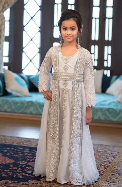 Girls Kaftan, Kids Kaftan, Arabic Dress, Girls Hairstyles Easy, Wedding Dresses For Kids, Abaya Style, Moroccan Kaftan, Moroccan Caftan