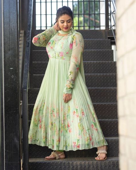 Sreemukhi in a lime green anarkali by nea for comedy stars Gown Dress Party Wear, Floral Anarkali, Frock Models, Green Anarkali, Simple Frock Design, Designer Anarkali Dresses, Long Frock Designs, Frock Designs, Anarkali Dress Pattern