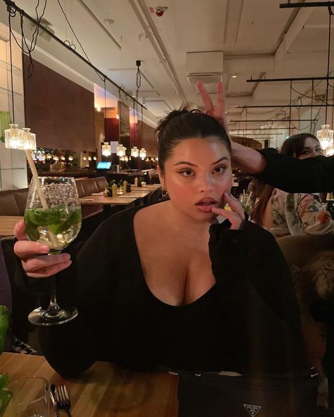 𝐉𝐎𝐀𝐍𝐍𝐀 𝐏𝐈𝐍𝐂𝐄𝐑𝐀𝐓𝐎 on Instagram: “can’t believe I used to be insecure about having my hair tied up” Joanna Pincerato, Plus Size Photography, Plus Size Posing, Plus Size Baddie, Restaurant Pictures, Beautiful Photoshoot Ideas, Instagram Pose, Instagram Photo Inspiration, Ideas For Instagram Photos