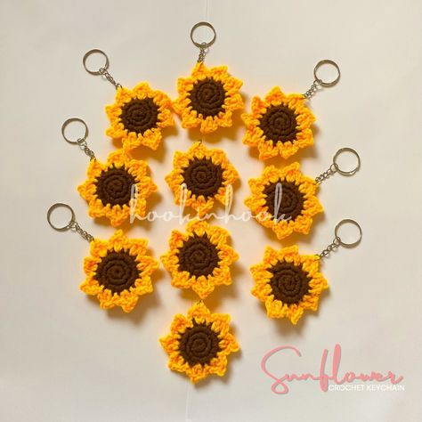 🌻 𝗡𝗲𝘄 𝗣𝗿𝗼𝗱𝘂𝗰𝘁: 𝗖𝗿𝗼𝗰𝗵𝗲𝘁 𝗦𝘂𝗻𝗳𝗹𝗼𝘄𝗲𝗿 𝗞𝗲𝘆𝗰𝗵𝗮𝗶𝗻 🌻 Ideal for birthday and wedding gifts or souvenirs, as well as Christmas presents or giveaways. 🌼 We currently have 10 pieces available all packed using ziplock. For orders of 50 or more, products will be made to order with a lead time of two weeks minimum. Message us for orders and inquiries. 😊 #crochetkeychains #crochetkeychain #keychain #keychaincustom #crochet #keychainbusiness #crochetkeychainph #keychainph #imuscavite #imuscavitebased #Im... Crochet Sunflower, Crochet Keychain, Christmas Presents, New Product, Sunflower, Wedding Gifts, Crochet, Birthday, 10 Things