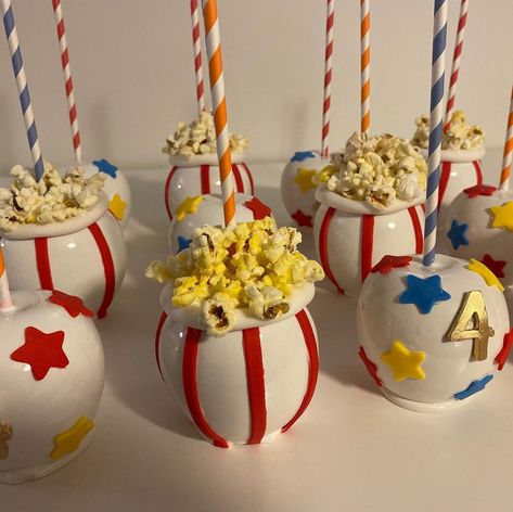 Crave-A-Cake on Instagram: “Perfectly white carnival candy apples with real popcorn on top! • • • #carnival #circus #carnivalthemeparty #carnivaltheme…” Chocolate Candy Apples, Candy Apple Favors, Carnival Popcorn, Carnival Themed Cakes, Caramel Apple Kits, Carnival Birthday Theme, Circus Theme Cakes, Popcorn Chocolate, Apple Birthday