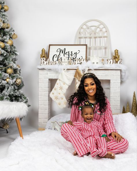 Christmas Photoshoot Ideas Mom And Daughter Black, Mom And Daughter Christmas Photoshoot Black, Mommy And Baby Christmas Pictures, Single Mom Christmas Pictures, Christmas Family Photos Black People, Mom And Daughter Christmas Photoshoot, Mommy Daughter Photography, Family Christmas Pictures Outfits, Mommy Daughter Photoshoot