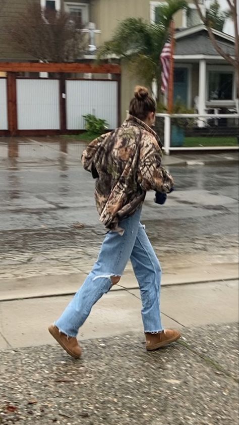 Camo Pants And Uggs Outfit, Fall Camo Outfits, Midwest Grunge Outfit, Rain Fall Outfits, Country Granola Outfit, Rain Pants Outfit, Soft Country Outfits, Country Comfy Outfits, Winter Outfits Country