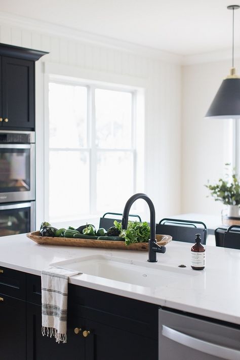 Black & White Interior Design Ideas – Samuel Marcus – Blog White Sink White Countertop, White Kitchen Sink With Black Faucet, Kitchen With Black Faucet, White Sink Black Faucet, Black Faucet Kitchen, Black Kitchen Faucet, Replacing Kitchen Countertops, Matte Black Kitchen, Diy Kitchen Countertops