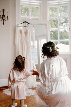 Flower Girl Robe, Flowergirl Wedding Photos, Bride And Mother Of The Bride Pictures, Bride And Flowergirl Picture, Wedding Photos Wedding Party, Bride And Daughter Pictures, Daughter At Wedding, Robe Getting Ready Wedding, Bride With Flower Girl