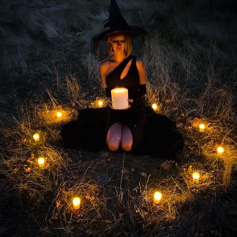 Halloween Boudier Ideas, Outdoor Witch Photoshoot, Witchy Photo Shoot Ideas, Witch Theme Photo Shoot, Halloween Spooky Photoshoot, Witchy Themed Photoshoot, Witchy Best Friend Photoshoot, Indoor Halloween Photoshoot, Simple Halloween Photoshoot