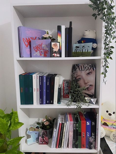 Cute Book Display Bedroom, Kpop Storage Ideas, Kpop Bookshelf Aesthetic, Kpop Album Organization Ideas, Kpop Album Bookshelf, Shelf Decor Kpop, Kpop Album Shelf Aesthetic, Kpop Album Storage Ideas, Collection Room Ideas