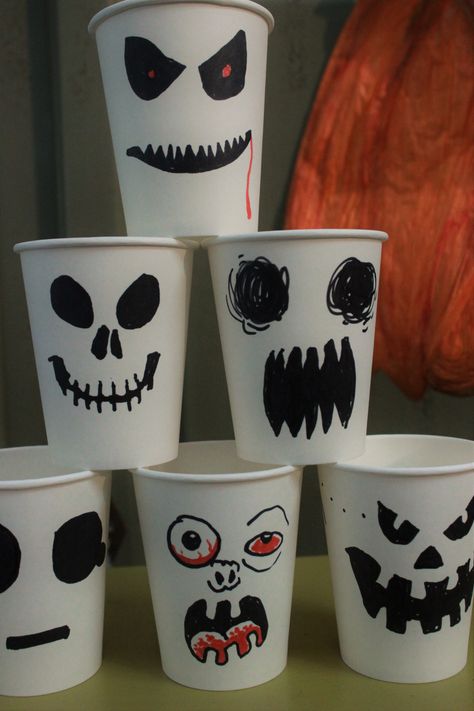 Halloween Cup Decorations, Halloween Cups Diy, Ideas Para Halloween Decoration, Haloween Decoracion Diy, School Halloween Decorations, Ideas Para Halloween, Halloween Candy Crafts, Halloween Party Cups, Creepy Halloween Party