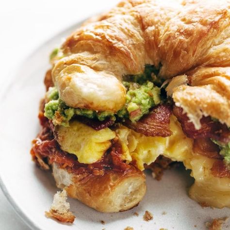 Toasted Croissant, Sandwich For Dinner, Sandwich For Breakfast, Chunky Tomato Sauce, Bacon Guacamole, Croissant Sandwich, Breakfast Sandwich Recipes, Sandwich Bar, Dinner Sandwiches