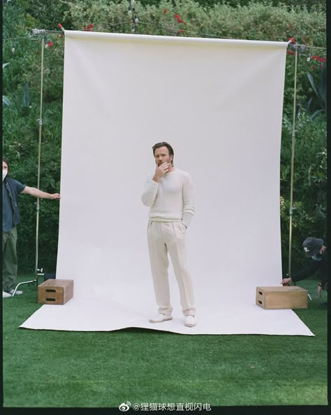 Outdoor Backdrop Photoshoot, Fun Photoshoot Ideas Creative, Catalog Poses, Backdrop Shoot, Barry Jenkins, Wedding Guests Photos, Portable Backdrop, Outdoor Backdrops, Creative Backdrops