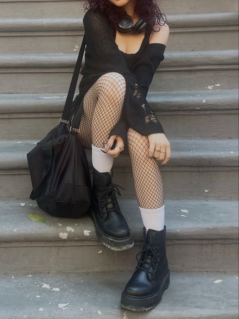 Grunge Pose Ideas, Alt Woman Aesthetic, 2023 Alt Fashion, Classy Grunge Outfits, Alternative Grunge Outfits, Goth Outfits Summer, Alt Looks, Grunge Outfits Summer, Vintage Grunge Outfits