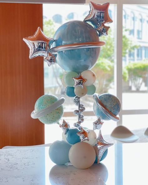 Space Theme Balloon Decoration, Space Themed Centerpieces, Balloon Decorations Space, Space Theme Centerpiece Ideas, Moon Balloon Centerpiece, Space Centerpiece Ideas, Space Centerpieces, Astronaut Centerpiece Space Party, Space Theme Balloon Bouquet