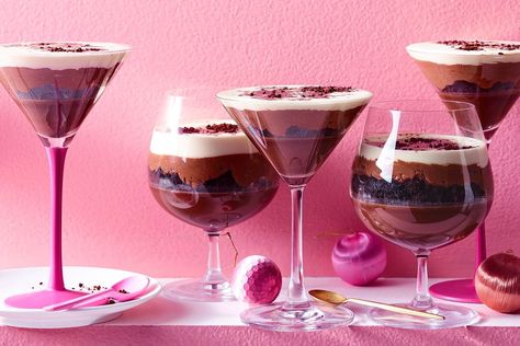 What do you get when you cross a cocktail with a dessert? Utterly decadent deliciousness, that's what. You’ll need six 1-cup glasses. Espresso Martini Trifle, Classic Pavlova, Classy Desserts, Pavlova Christmas, Chocolate Trifle Desserts, Banoffee Tart, Banoffee Cheesecake, Chocolate Mirror Glaze, Expresso Martini