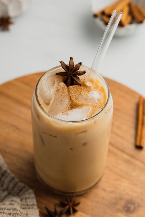 An iced vanilla chai latte is a deliciously sweet and delightfully spiced combination of vanilla simple syrup, homemade chai latte concentrate, topped with the chilled milk of your choice. Chai Tea Latte Aesthetic, Vanilla Chai Latte Recipe, Homemade Chai Latte, Vanilla Simple Syrup, Vanilla Chai Latte, Chai Concentrate, Chai Latte Recipe, Te Chai, Homemade Chai