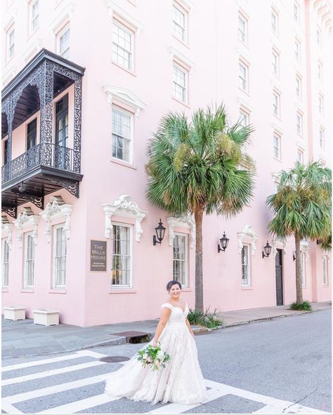 Jen Keys on Instagram: “Can’t get enough of this gorgeous bride!! Her bridal portraits are officially live on the blog and this is one of my favs! (One of many…” The Mills House Charleston, Charleston Bridal Portraits, Charleston Wedding Photos, Charleston Photoshoot, Charleston Bride, Charleston Wedding Venues, Charleston Sc Wedding, Rod Iron, Rainbow Row