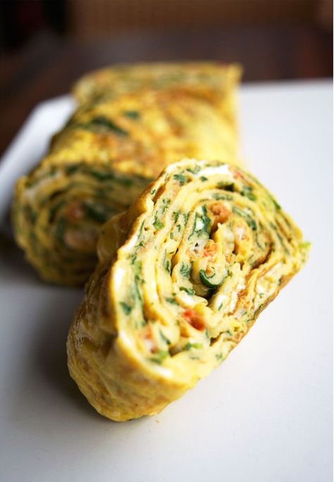 Tamagoyaki- Reshape your breakfast, your fry pan, and your body with these Japanese rolled omelettes - eyes and hour Japanese Egg Omelette, Tamagoyaki Recipe, Rolled Omelette, Japanese Egg, Just One Cookbook, Omelette Recipe, Breakfast Routine, Stale Bread, Tomato And Cheese