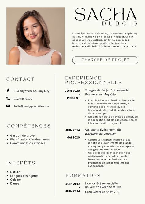 Cv professionnel moderne beige et noir en Français E Portfolio Design Templates Student, Cv Original Design, Cv Photo, Beige Template, Coffee Branding Design, Photo Cv, Design Cv Template, Professional Resume Format, Cv Professional