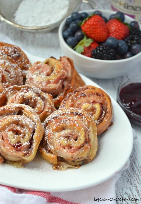 Inspired by a popular sandwich, these baked Monte Cristo Pinwheels, are sweet and savory will definitely be your go to appetizer recipe all season long! Roll Ups Appetizers, Pinwheel Roll Ups, Savoury Finger Food, Pin Wheels, Game Day Party, Mini Quiches, Pinwheel Recipes, Monte Cristo, Roll Ups