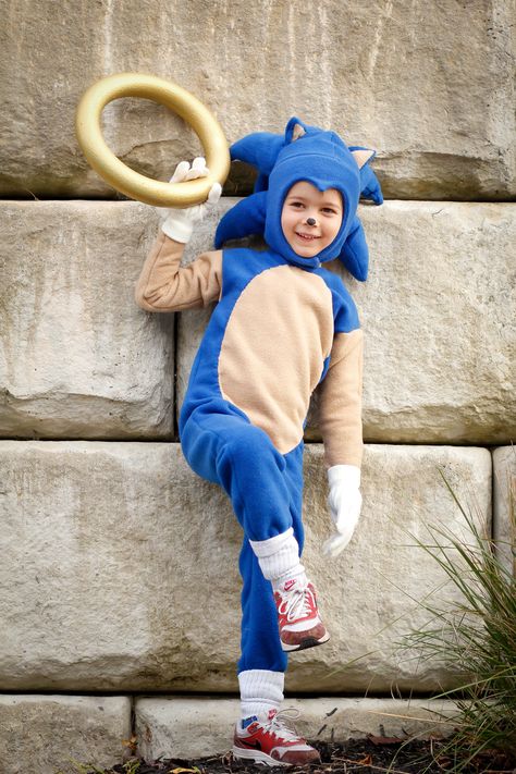 Handmade Sonic the Hedgehog Halloween costume | DIY Halloween costume tutorial… Sonic The Hedgehog Halloween Costume, Sonic Bedroom, Sonic Costumes, Hedgehog Halloween, Sonic The Hedgehog Costume, Sonic Costume, Sonic Hedgehog, Sonic Birthday Parties, Sonic Party