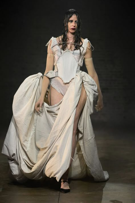 Middle Ages Fashion, Deconstruction Fashion, Spring 2023 Ready To Wear, 2023 Ready To Wear, Middle Age Fashion, Fashion Portfolio, Fashion Show Collection, Spring 2023, Fashion Week Spring