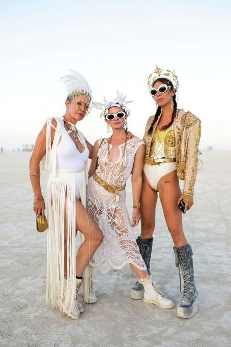 The wildest fashion photos from Burning Man 2022 Burning Man Inspiration, Mens Burning Man Fashion, Burning Man 2023, Burning Man Fashion Men, Burning Man Aesthetic, Burning Man Night, Burning Man Outfits Women, Burning Man Fashion Woman, Men Burning Man