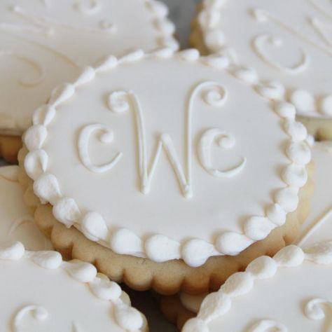 Monogrammed cookies - beautiful for a wedding Bridal Cookies, Cookies Wedding, Monogram Cookies, Cookie Gift Box, Cookie Table, Bridal Shower Cookies, Vanilla Sugar Cookie, Cookie Favors, Pretty Cookies