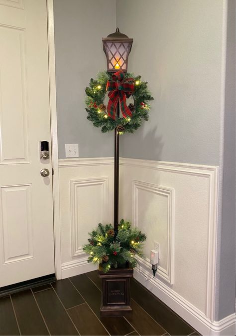 Lamp Posts Front Yard Driveways, Christmas Lamp Post Diy, Lamp Post Decorating Ideas, Wonderland Diy Decor, Lamp Post Christmas Decor, Diy Christmas Lamp Post, Christmas Lamp Post Decorations, Diy Lamp Post, Christmas Street Lamp