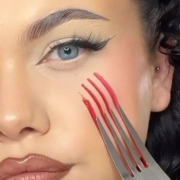 Lois Michella on Instagram: "Halloween Hacks Part Three - Scratches 🐺 With a fork.. ib: @makeupbyash.x Ignore the text being all messed up and the glitch cry😭 Wearing Prima X Lois @primalash_lashes ‘12/08’ lash Using @mehronmakeup paradise paints & @makeuprevolution forever flawless eyeshadow palette #makeupreel #makeupaccount #halloweenmakeup #easyhalloweenmakeup #halloweencostume #fakescratches#sfxmakeup" Scratch Makeup Halloween, Messed Up Makeup, Scratch Makeup, Halloween Lashes, Maquillage Halloween Simple, Scar Makeup, Blood Makeup, Valentines 2024, Ballet Drawings