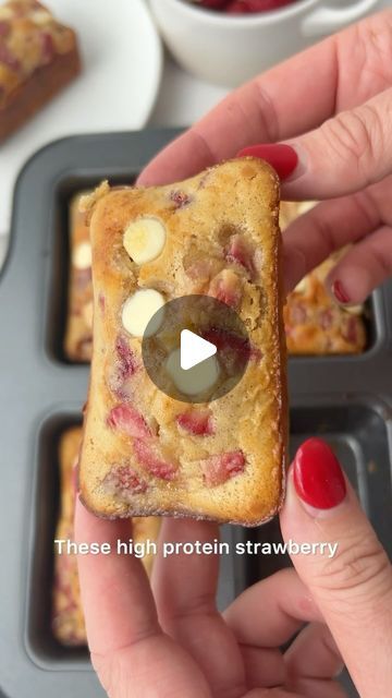 Alice | easy healthy recipes on Instagram: "Day 4/100 - WHITE CHOCOLATE & STRAWBERRY PROTEIN BLONDIES 😋👩🏻‍🍳  This is day 4/100 of my new series PROTEIN POWERHOUSES 💪🏻 where I will be sharing a new high protein breakfast using different protein sources for 100 days, to show you that breakfast doesn’t have to be boring or repetitive.   These one bowl chocolate protein blondies are going to be your new go to high protein snack. They contain no added sugar and are so quick to make. This recipe gets its protein from the eggs, protein powder and milk. Make sure to save this recipe and come back tomorrow for day 5.  *exact protein content will depend on the brand, size and exact quantity of products used.   Follow @alicelovesbreakfast for more great ideas like this.   INGREDIENTS 👩🏻‍🍳 (m Protein Blondies, Yoghurt And Fruit, Eggs Protein, Protein Dessert, Unflavored Protein Powder, Macro Recipes, Baked Breads, Strawberry Protein, White Chocolate Strawberries