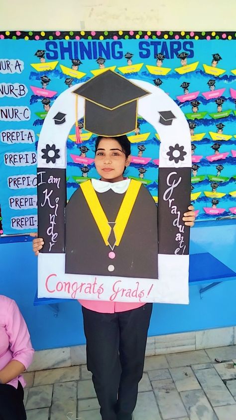 Graduation Day Selfie Corner, Decoration Ideas For School Function, School Reopening Decoration Ideas, Results Day Decoration School, Annual Result Day Board Decoration, Graduation Day Board Decoration, Ptm Decoration School, Selfie Decoration Ideas, Graduation Day Decoration For Kids