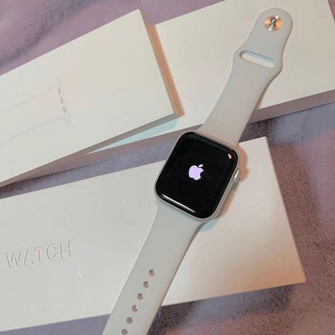 Apple Watch White, Apple Watch Fashion, Airpods Apple, Seni Dan Kraf, Gold Apple Watch, Iphone Obsession, Bracelet Apple Watch, Apple Watch Accessories, Apple Watch Series 3