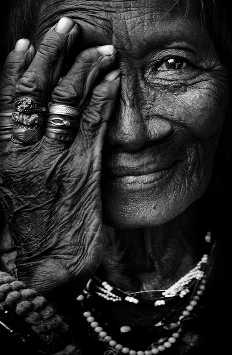 Human Photography, Photography People, Native American Photos, Old Faces, Face Photography, Old Woman, People Of The World, Interesting Faces, Women Life