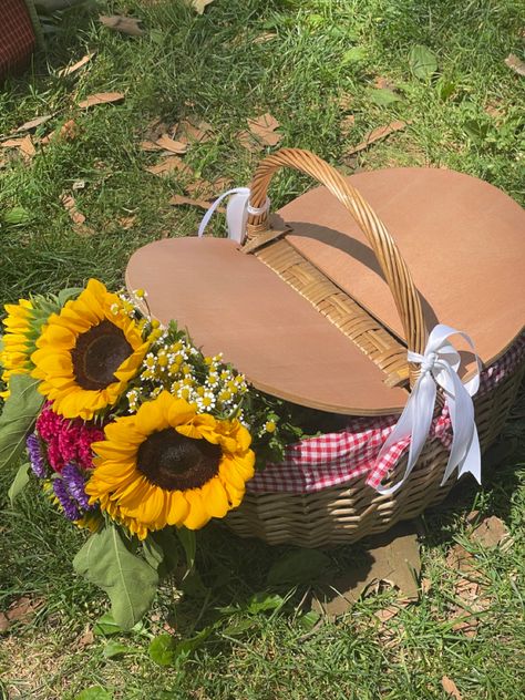 Flowers Picnic, Picnic Bouquet, Flower Picnic Aesthetic, Sunflower Picnic, Picnic Flowers, Picnic Basket With Flowers, Picnic Flowers Aesthetic, Picnic Aesthetic Flowers, Picnic Basket Flowers