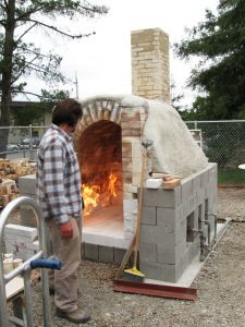 I like the shape and size but not the gas burners. Could have a fire box for wood firing instead. Diy Kiln, Raku Kiln, Pottery Kiln, Wood Kiln, Ceramic Tools, Outdoor Oven, Pottery Handbuilding, Diy Wooden Projects, Clay Studio