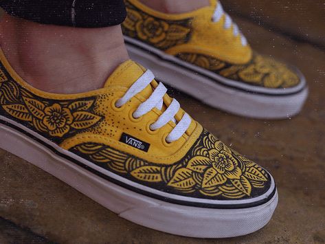 Vans Diy Painted, Vans Painting Ideas, Shoe Customization Ideas, Diy Painted Vans, Custom Sneakers Ideas, Drawing On Shoes Ideas, Custom Painted Shoes Vans, Draw On Shoes, Vans Custom Ideas