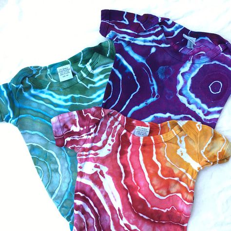 The Dye Patterns Easy, Cute Tie Dye Shirts Ideas, Tie Dye Art, Tie Dye Shirts With Words, Tie Dye Camp Shirts, Geode Tie Dye, Geode Tye Dye, Tie Dye Onesies Patterns, Modern Tie Dye