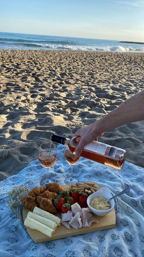 Picnic Aesthetic Playa, Beach Picnic Couple Photo Ideas, Ideas Para Picnic En Pareja, Picnic Beach Ideas, Picnic Aesthetic Romantic, Romantic Picnic Food Ideas, Beach Picnic Date, Beach Date Ideas, Beach Picnic Ideas