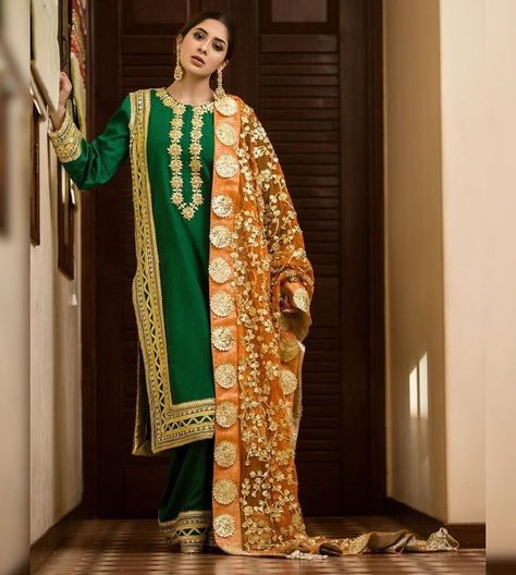 Long Kameez, Asian Wedding Dress Pakistani, Mehndi Function, Eastern Dresses, Pakistani Women Dresses, Pakistani Formal Dresses, Bridal Dresses Pakistan, Gota Work, Pakistani Wedding Outfits